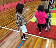 北山本小学校車いす体験-4